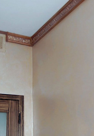 монтаж потолочного плинтуса