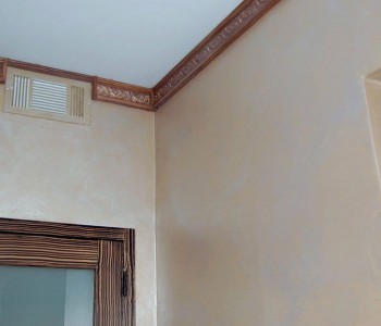 монтаж потолочного плинтуса