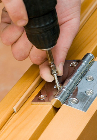 установка дверных петель