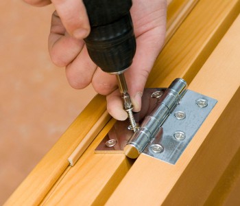 установка дверных петель